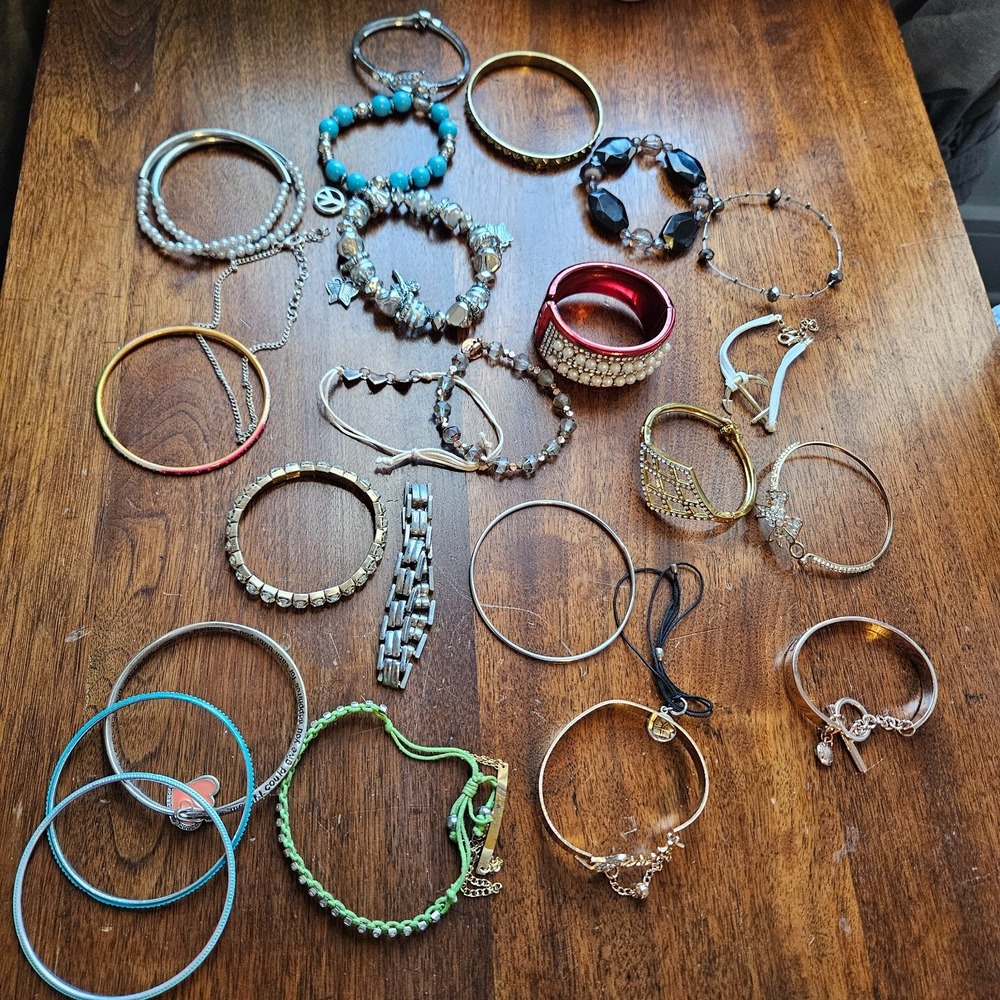 Vtg Now JUNK Jewelry Lot Women Teens‎ Bracelets Wear or For Projects Crafts